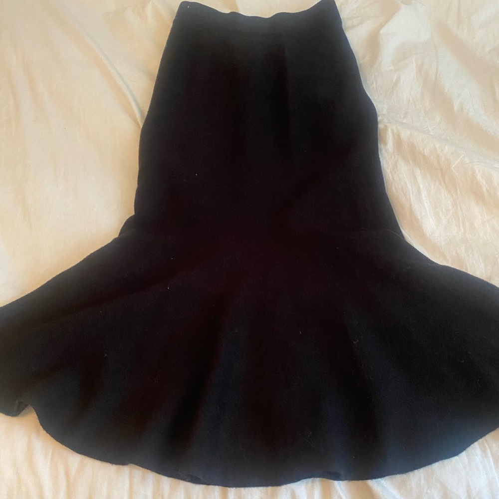 Elegant Black Maxi Skirt

please message before buying !!